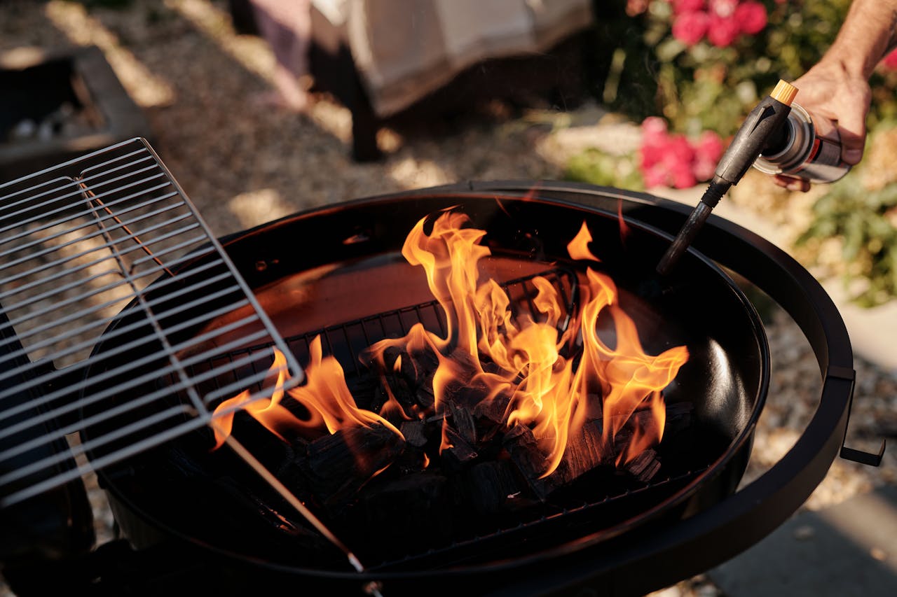 Doskonały sposób na letnie przyjęcia – jaki grill wybrać?